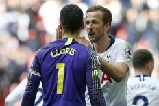 Lloris salvages Spurs a point against Arsenal