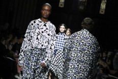 Tartan, hats and nipped waists: The big trends from Paris fashion week