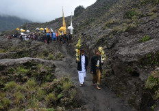 Tengger people pray for peaceful election during Melasti ceremony 