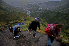 Celebrants climb Mt. Bromo to reach the Widodaren cave. JP/Aman Rochman
