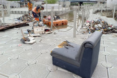 Floods deposit bulky waste in West Jakarta