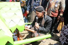 Cilacap residents pay taxes with traditional parade&nbsp;