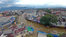 One dies, hundreds flee their homes as floods inundate Bandung