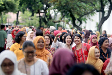 Walk this way: Activists from women’s grassroots communities from 34 provinces across the country walk to the State Palace to meet with President Joko “Jokowi” Widodo on Wednesday. The meeting, titled “Strengthening the nation together”, was held to commemorate International Women’s Day, which falls on March 8.