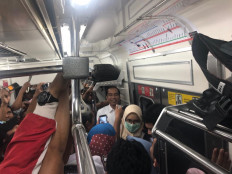 Jokowi surprises commuters with train ride home