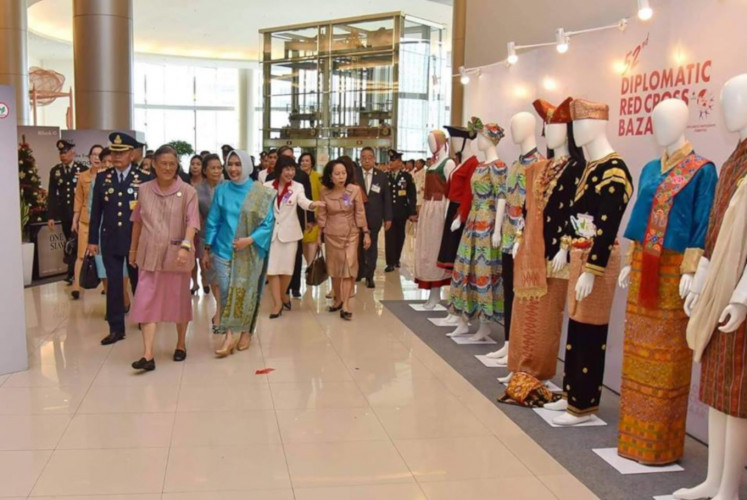 Anita Rusdi, head of the Diplomatic Participant Committee (right, in blue outfit), walks beside Her Royal Highness Princess Maha Chakri Sirindhorn (right) at the Diplomatic Red Cross Bazaar at Siam Paragon Hall in Bangkok on March 2.
