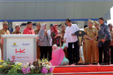 Woman kneels before Jokowi during toll road inauguration. This is her story.