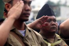 Revolutionary war reenactors give a salute after recapturing Yogyakarta. JP/Boy T. Harjanto