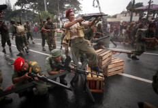 Dutch military reenactors pretend to shoot at Indonesian soldiers during the performance. JP/Boy T. Harjanto