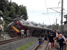 Electrical pole derails commuter train in Bogor, at least six injured