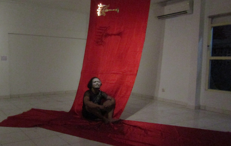 In the last scene, the audience sees Pebri Irawan sitting on red fabric with a red curtain in the background designed by Anwar, which symbolizes sexual abuse. 