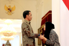 Safe at home: President Joko “Jokowi” Widodo (left) greets Siti Aisyah, who was just freed from a charge of murdering Kim Jong-nam, the estranged half-brother of North Korean leader Kim Jong-un, during their meeting at the State Palace in Jakarta on Tuesday.