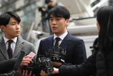 Seungri (C), a member of the K-pop boy group BIGBANG, speaks to the media as he arrives for questioning over criminal allegations at the Seoul Metropolitan Police Agency in Seoul on March 14, 2019. 