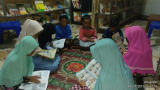 Muslim children in Nangalanang village in Ranamese district, West Manggarai regency read books at Taman Baca Alhidayah on March 11.
