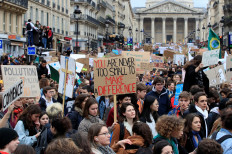 Students take part in a 'youth strike to act on climate change' demonstration in Paris, France, March 15, 2019. 