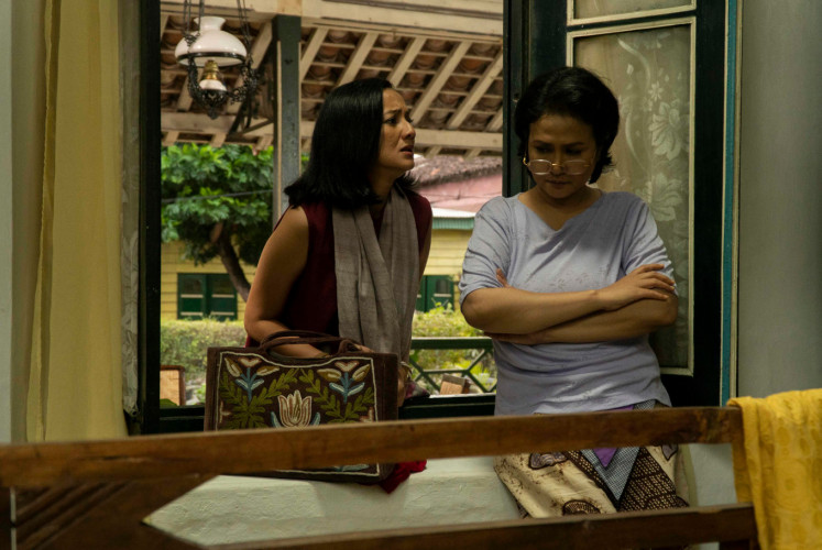 Cut Mini (left) and Ria Irawan (right) are two renowned Indonesian actors featured in 'Kuambil Lagi Hatiku'.