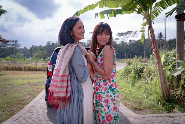 Mother-daughter duo: Widi (Cut Mini, left) and her daughter Sinta (Lala Karmela, right) appear together in a still of 'Kuambil Lagi Hatiku'.
