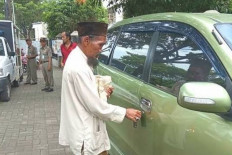 Netizens criticize Bogor beggar who owns car  