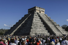 Mystics, selfie-seekers celebrate spring at Mexico pyramids