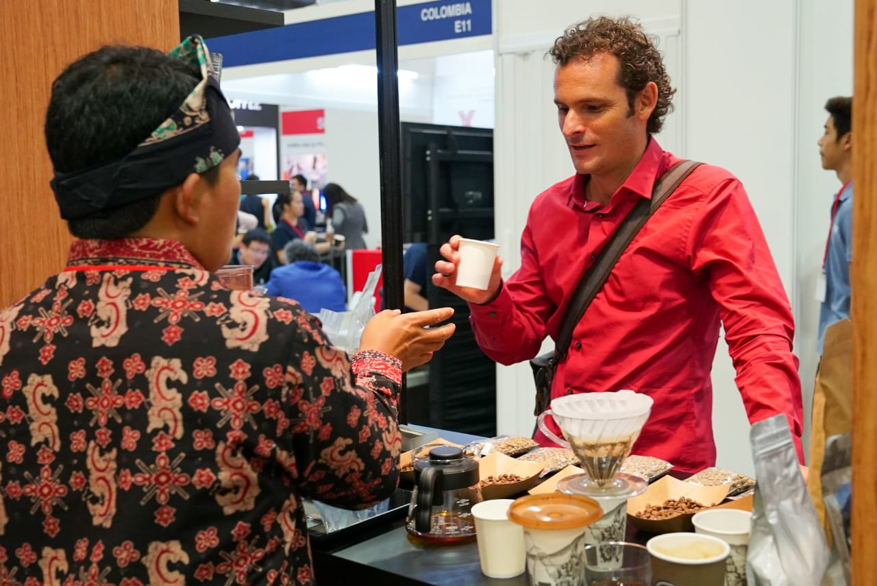 Pengunjung mencicipi kopi Indonesia di Cafe Asia Expo 2019 di Singapura, 21-23 Maret 2019. Foto: JP/Kurniawan Hari/Bank Indonesia