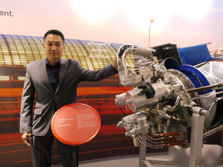 Honeywell Indonesia president director Roy Kosasih poses with an auxiliary power unit (APU) in this picture.