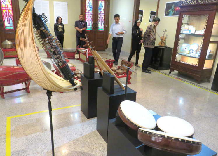 Para pengunjung melihat-lihat di koleksi yang ditampilkan | Foto: Nedi Putra AW / Jakarta Post