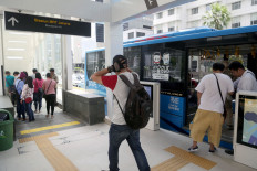 Passengers get off at the Hotel Indonesia traffic circle (Bundaran HI) Transjakarta bus shelter in Central Jakarta and head for the stairs to the Bundaran HI MRT Jakarta station in this file photo. 