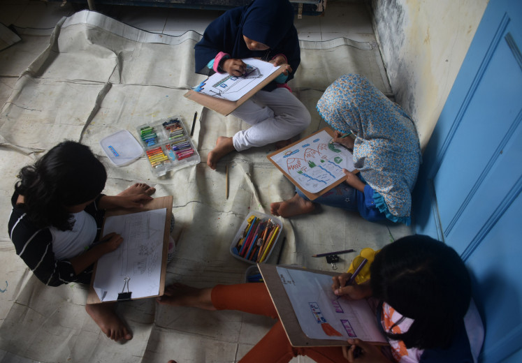 Anak-anak melakukan kegiatan menggambar dan mewarnai di perpustakaan tersebut | Foto: Aman Rochman / Jakarta Post