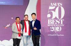 Sweet victory: Locavore chefs Eelke Plasmeijer (center) and Ray Adriansyah (left) received the Best Restaurant in Indonesia title and the Sustainable Restaurant Award at the Asia’s 50 Best Restaurants 2019 awards ceremony in Macau, China, on Tuesday. 