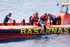 Passenger boat capsizes in Ketapang waters