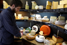 Raw milk is good for you, French cheese makers say