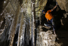 Israelis unveil 'world's longest salt cave'