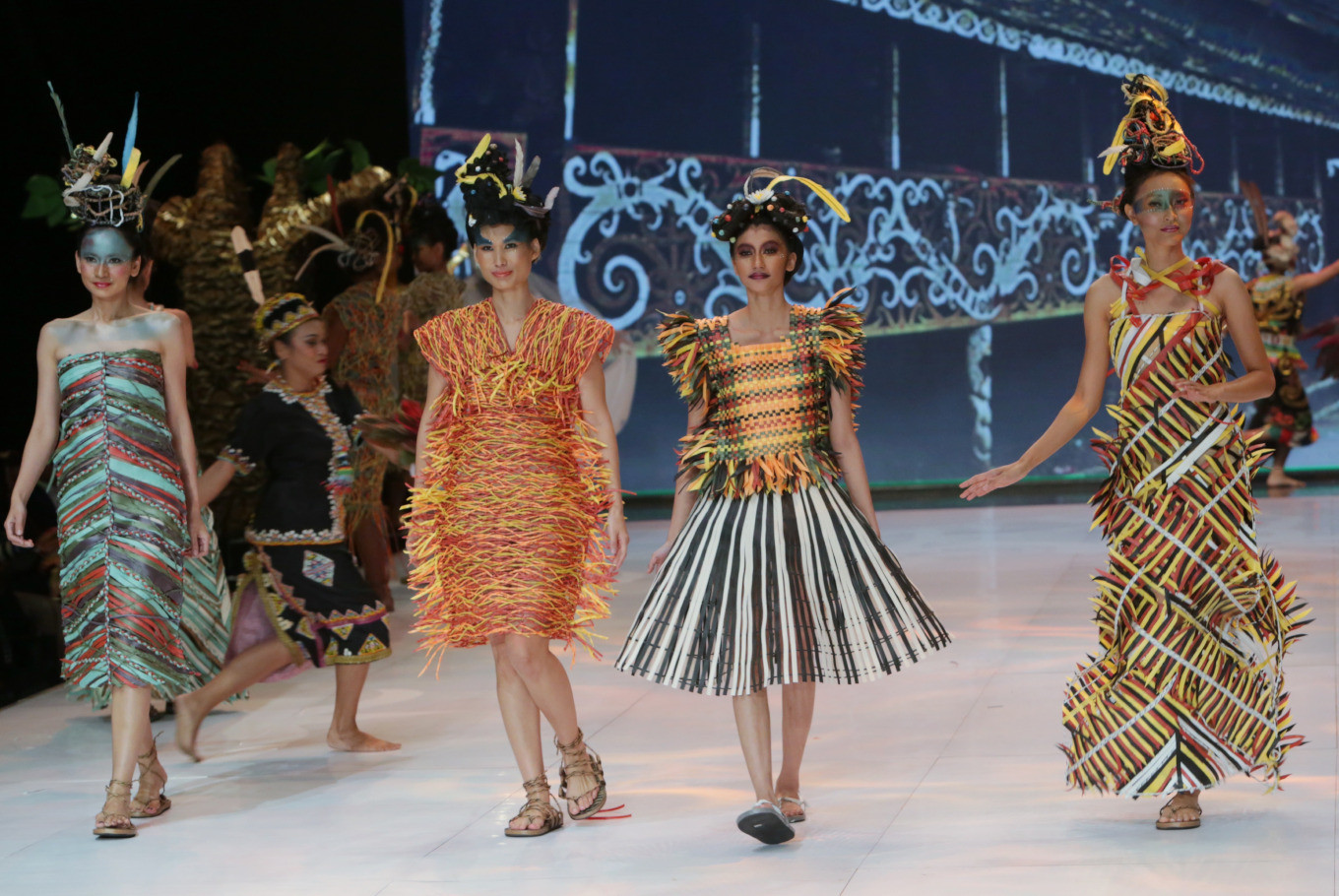  Model mengenakan kostum yang dirancang oleh Musa Widyatmodjo pada upacara pembukaan Indonesia Fashion Week 2019 di Jakarta Convention Center di Jakarta Pusat pada hari Rabu