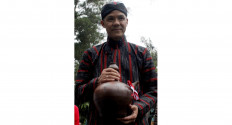 Leadership: Central Java Governor Ganjar Pranowo also participates in the ritual for peace. JP/Magnus Hendratmo