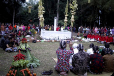 Circle up: Residents gather around the Puser Bumi monument on Tidar Hill. JP/Magnus Hendratmo