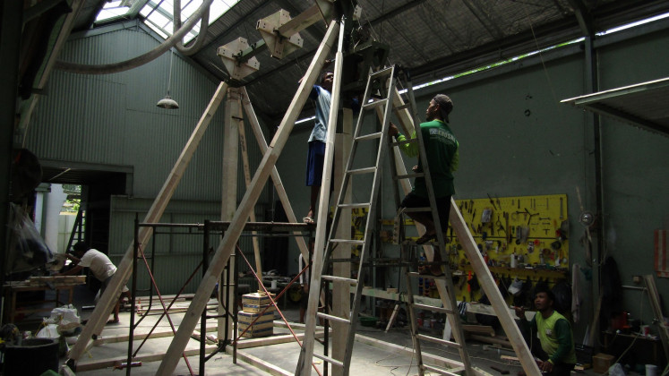 Workers dismantle a cradle created by Asmudjo Jono Irianto, which was prepared at Handiwirman's studio in Bantul regency, Yogyakarta. The work, part of a collaboration with Handiwirman and Syagini Ratna Wulan, will be shipped to the Venice Biennale. It is titled 'Lost Verses: Akal Tak Sekali Datang,
Runding Tak Sekali Tiba'  (Lost Verses: Wit Doesn’t Come Once, Discourse Doesn’t Arrive Once). (JP/Bambang Muryanto)