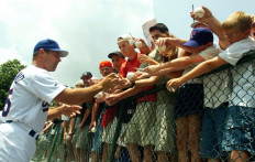 Ex-MLB pitcher Wetteland arrested on child sex abuse charges