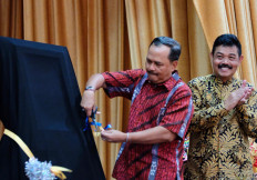 Indonesian school in Singapore welcomes digital book kiosk