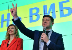 Ukraine comedian Zelensky wins presidency in landslide