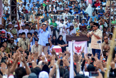 Prabowo slams podium at campaign event, calmed by Amien Rais