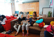 Learning from the best: Students at the Arisan Digital event ask Llia for feedback on their user experience projects.