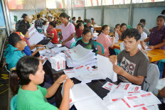 Candidates race to impress Papua, Java