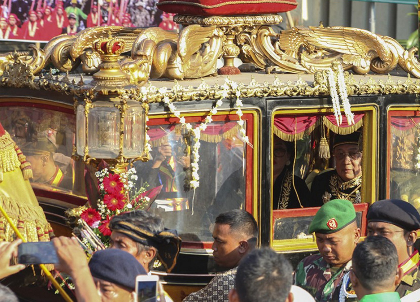 Sultan Paku Buwono diarak menggunakan kereta kuda Kyai Garuda | Foto: Ganug Adi Nugraha / Jakarta Post