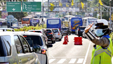 Police officer holds on to windshield as driver attempts to flee