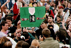 In this file photo taken on April 09, 1994, fans of Seattle-based grunge rock star Kurt Cobain burn a poster bearing his photograph and reading 'I Love You' during a vigil in his memory 10 April 1994, in Seattle.