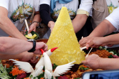 Cutting or scooping? The right way to enjoy ‘tumpeng’