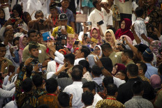 Indonesia's desperate housewives chase selfies on election trail