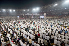 Prabowo claims 1 million people were in stadium on Sunday. Jokowi supporters say impossible.
