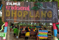 Old-timey Dhoplang Market sells traditional food in Wonogiri's teakwood forest