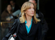 Tearful Felicity Huffman admits role in US college admissions scandal